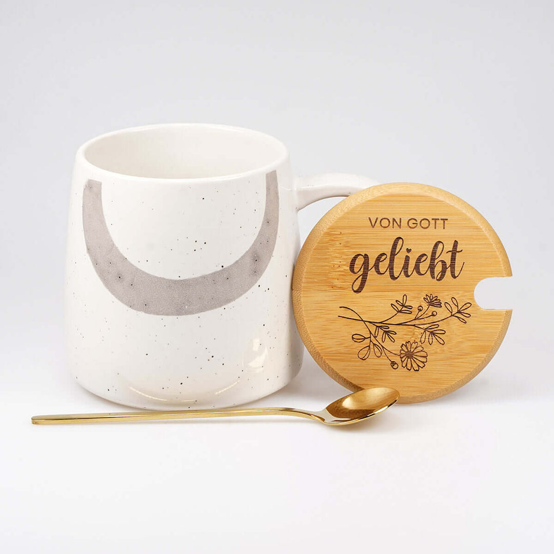 Premium Tasse "von Gott geliebt" · inkl. Holzdeckel, Gravur & Löffel – Aus Gnade