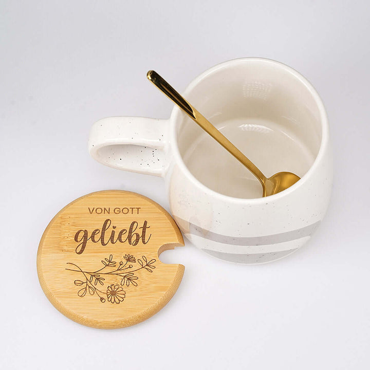 Premium Tasse "von Gott geliebt" · inkl. Holzdeckel, Gravur & Löffel – Aus Gnade