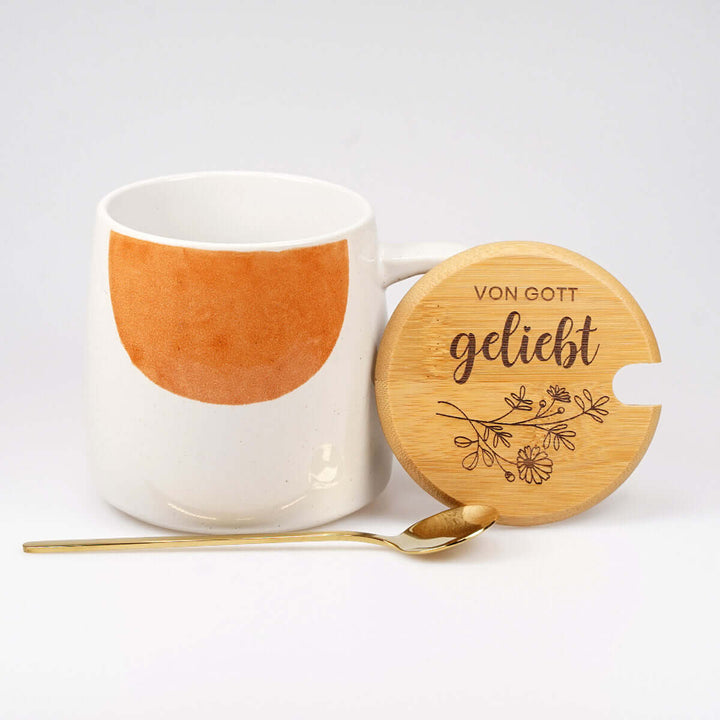 Premium Tasse "von Gott geliebt" · inkl. Holzdeckel, Gravur & Löffel – Aus Gnade