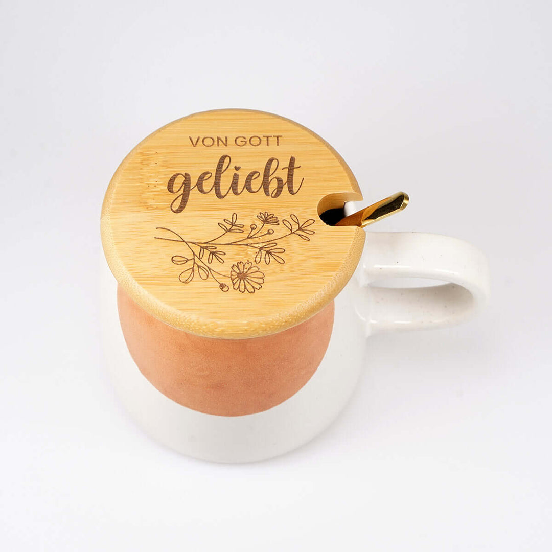 Premium Tasse "von Gott geliebt" · inkl. Holzdeckel, Gravur & Löffel – Aus Gnade