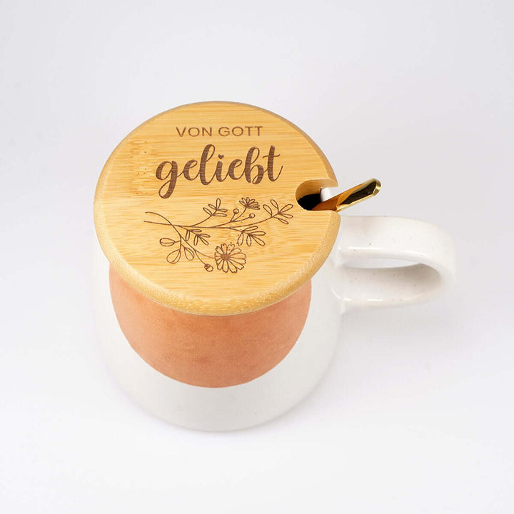 Premium Tasse "von Gott geliebt" · inkl. Holzdeckel, Gravur & Löffel – Aus Gnade