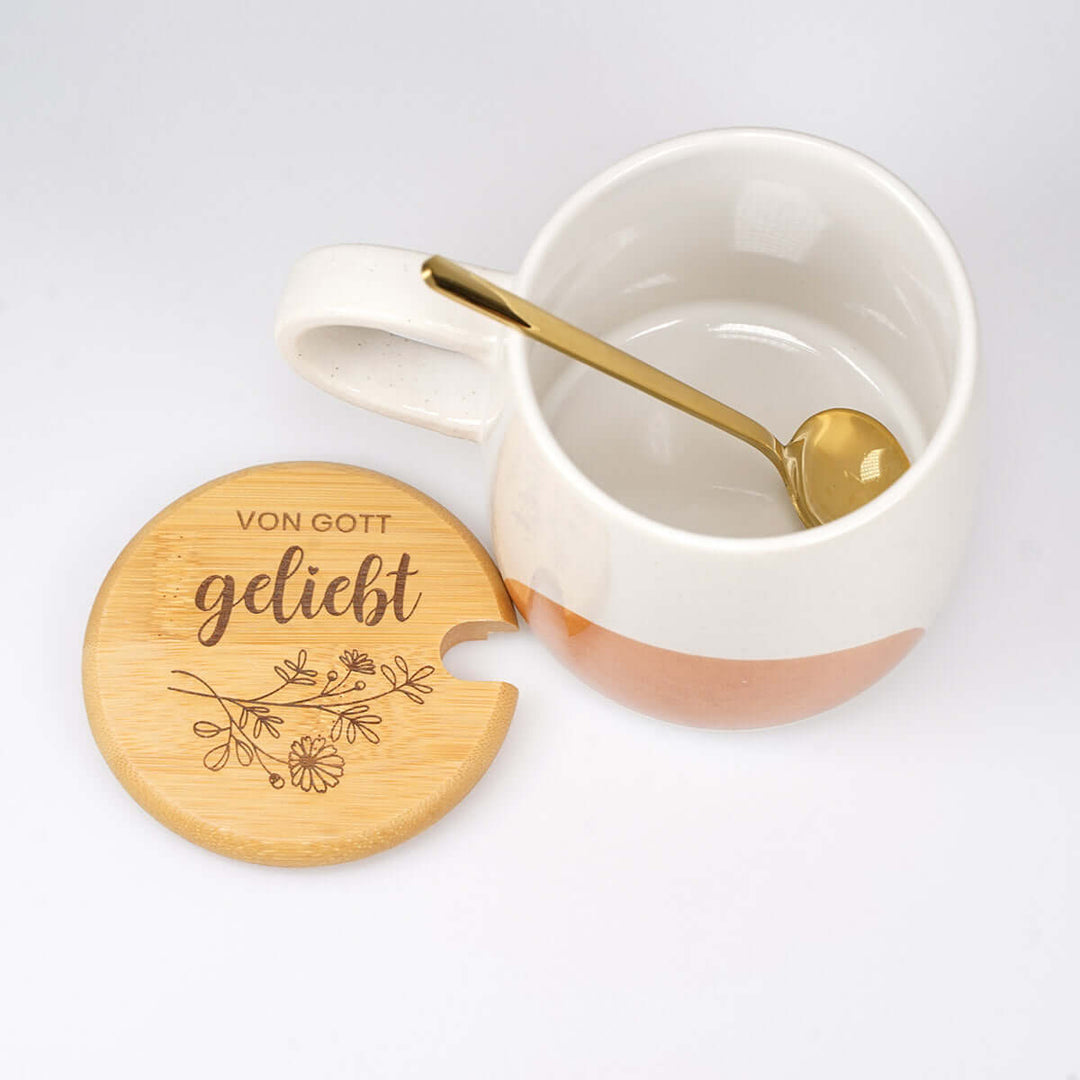 Premium Tasse "von Gott geliebt" · inkl. Holzdeckel, Gravur & Löffel – Aus Gnade