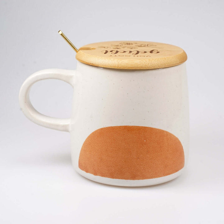 Personalisierte Premium Tasse "von Gott geliebt" · inkl. Holzdeckel, Löffel & Wunschnamen-Gravur – Aus Gnade