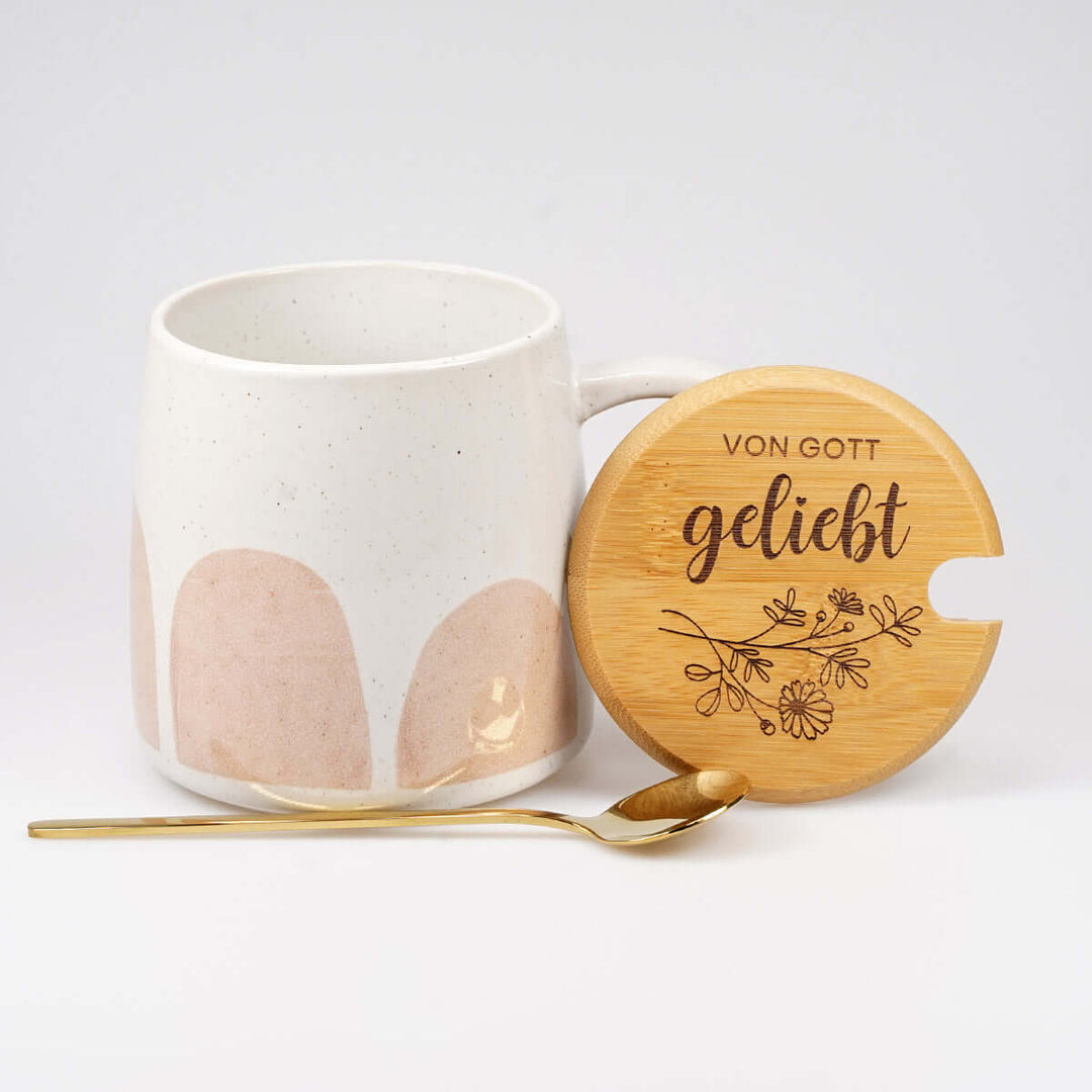 Premium Tasse "von Gott geliebt" · inkl. Holzdeckel, Gravur & Löffel – Aus Gnade