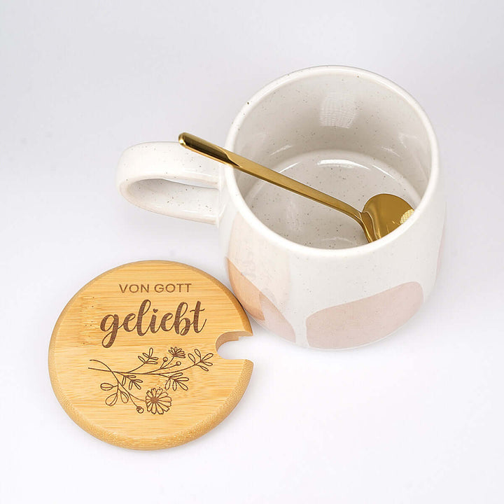 Premium Tasse "von Gott geliebt" · inkl. Holzdeckel, Gravur & Löffel – Aus Gnade