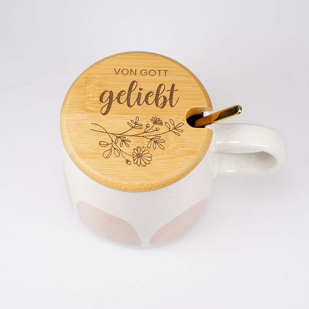 Premium Tasse "von Gott geliebt" · inkl. Holzdeckel, Gravur & Löffel – Aus Gnade