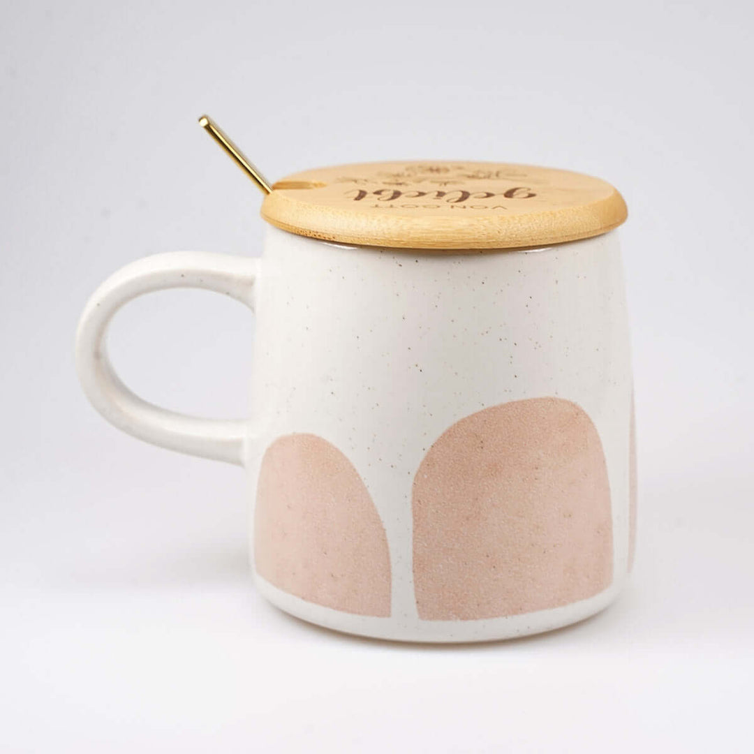 Personalisierte Premium Tasse "von Gott geliebt" · inkl. Holzdeckel, Löffel & Wunschnamen-Gravur – Aus Gnade
