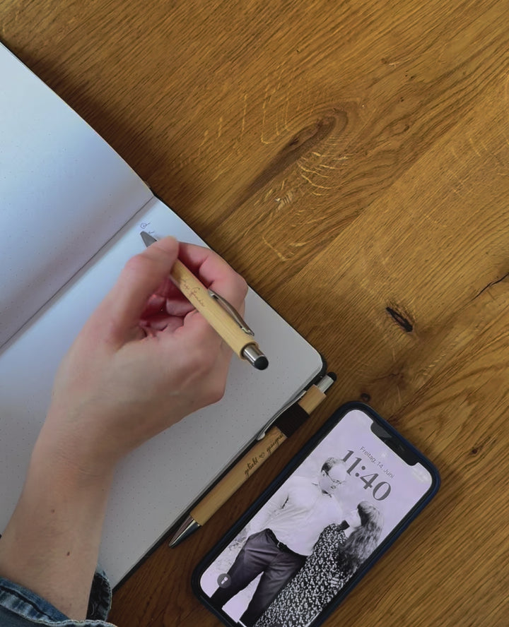 Bambus Kugelschreiber & Stylus "geliebt + gesegnet" · Holzgravur