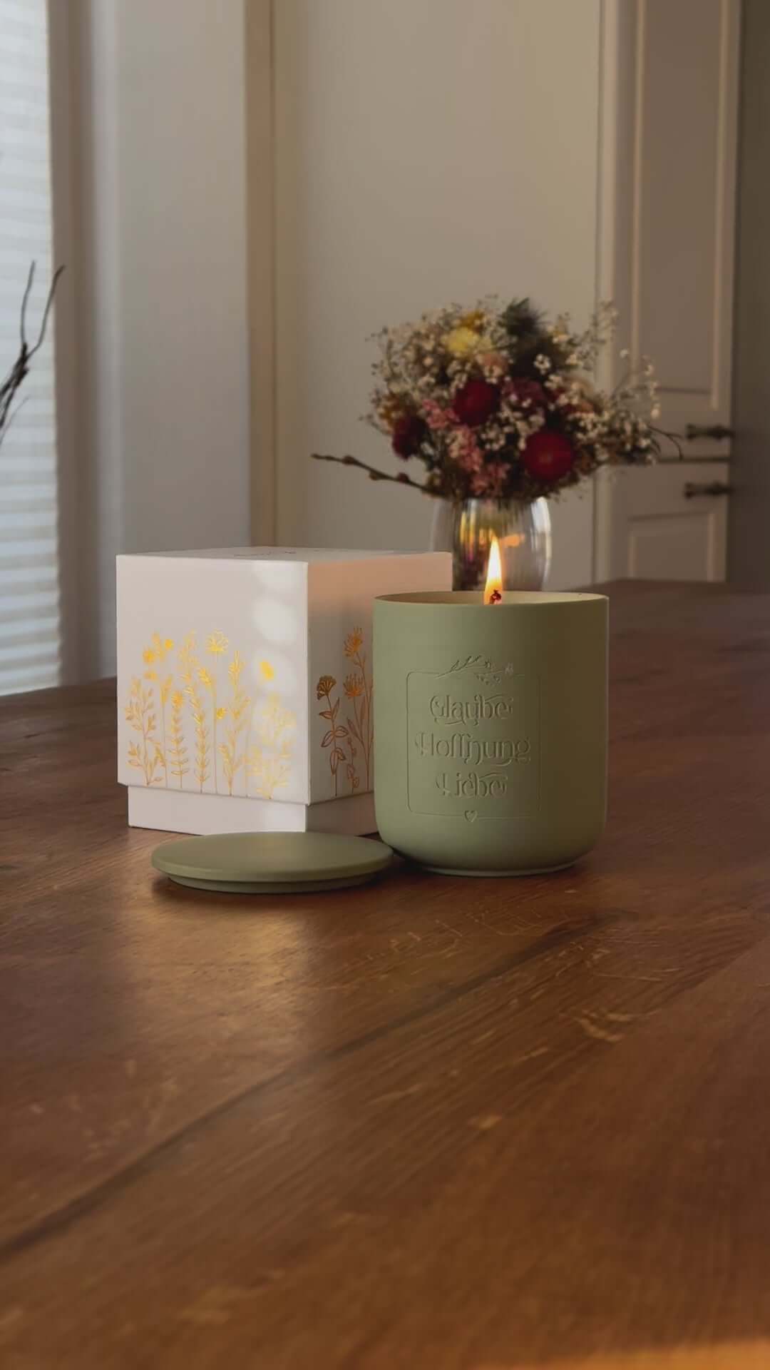 Premium Duftkerze "Glaube Hoffnung Liebe" · Keramik-Gravur + Geschenkbox · Grüner Tee