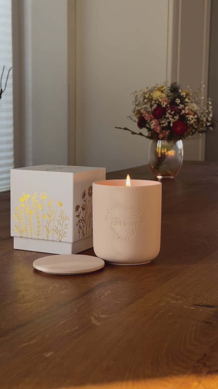 Premium Duftkerze "Von Gott geliebt" · Keramik-Gravur + Geschenkbox · Jasmin