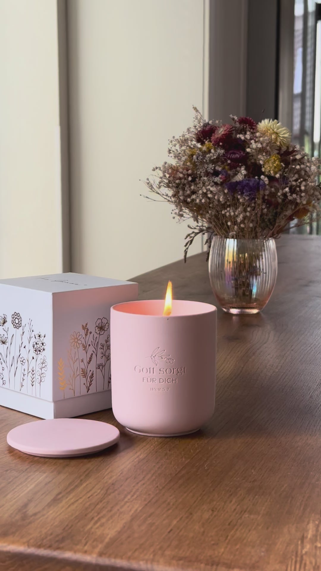 Premium Duftkerze "Gott sorgt" · Keramik-Gravur + Geschenkbox · Sakura