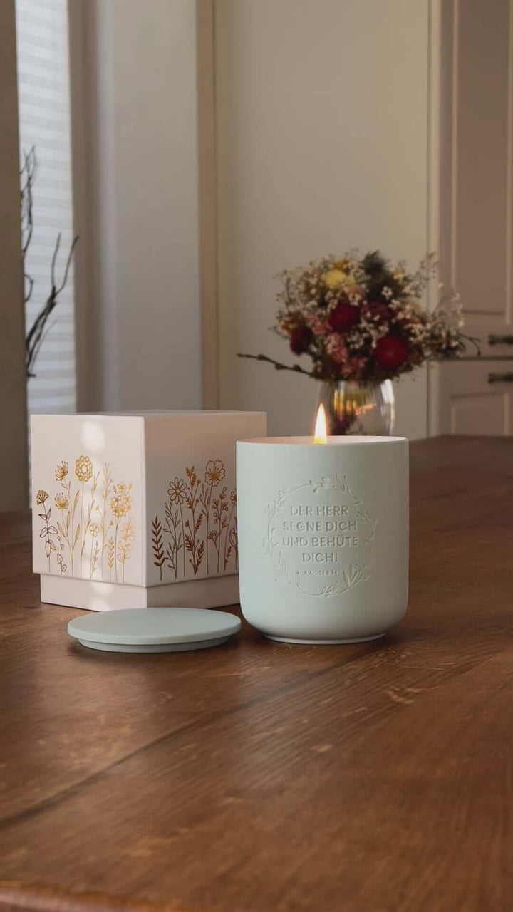 Premium Duftkerze "Gottes Segen" · Keramik-Gravur + Geschenkbox · Feige + Johannisbeere