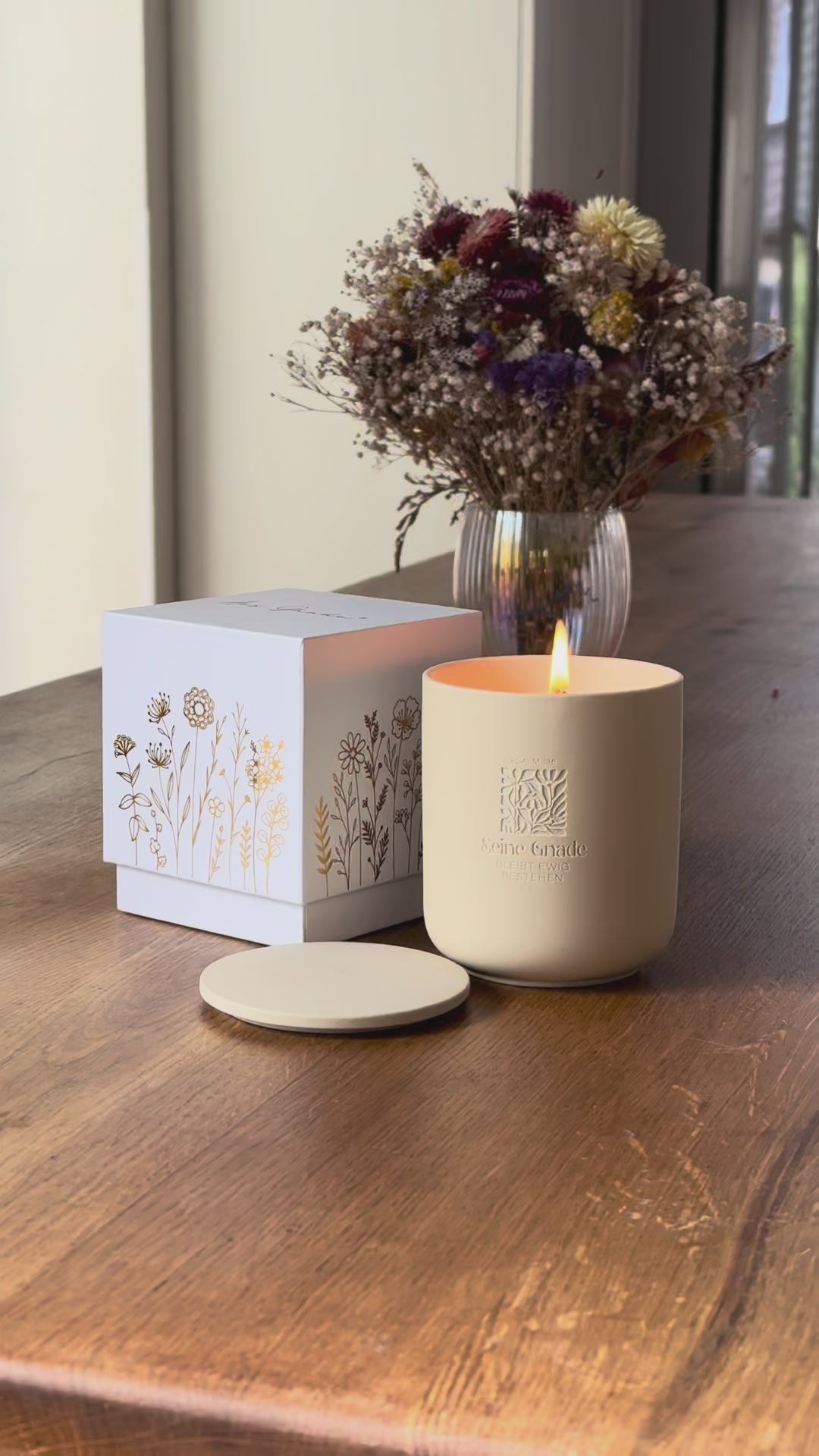 Premium Duftkerze "Seine Gnade" · Keramik-Gravur + Geschenkbox · Zedernholz