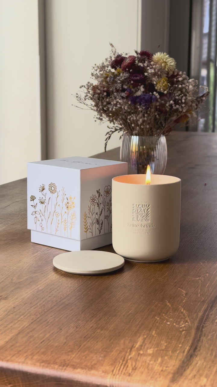 Premium Duftkerze "Seine Gnade" · Keramik-Gravur + Geschenkbox · Zedernholz