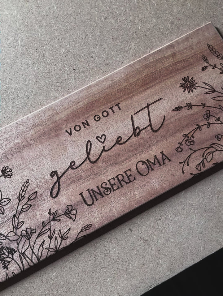 Personalisiertes Holzschild "Von Gott geliebt" · Wunschname als Gravur