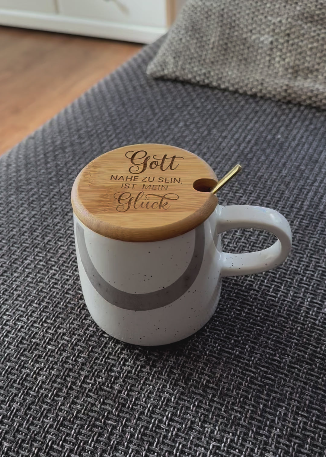 Premium Tasse "Gott nahe zu sein ist mein Glück" · inkl. Holzdeckel, Gravur & Löffel · Grau
