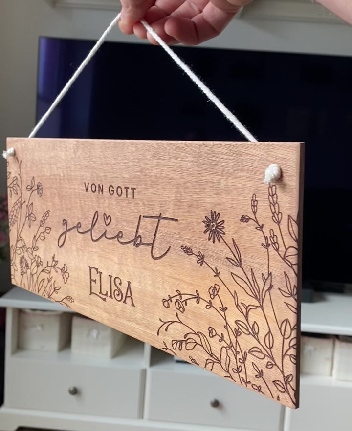 Personalisiertes Holzschild "Von Gott geliebt" · Wunschname als Gravur