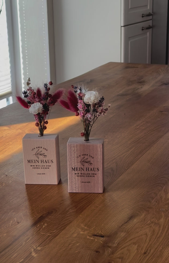Holzvase "Mein Haus" mit Trockenblumen · Gravur