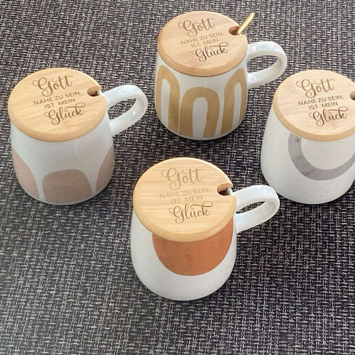 Premium Tasse "Gott nahe zu sein ist mein Glück" · inkl. Holzdeckel, Gravur & Löffel – Aus Gnade