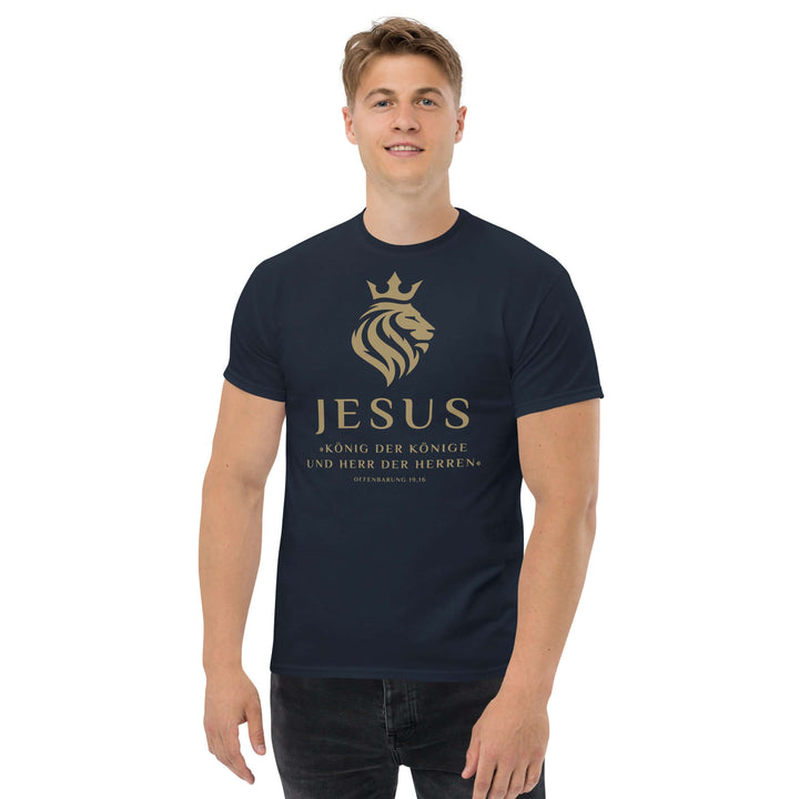Klassisches Herren T-Shirt "Jesus – König der Könige" · Löwe