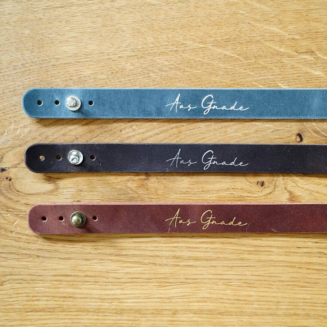 Armband "Aus Gnade" · Echtes Leder · Silberglanz Goldglanz Prägung – Aus Gnade
