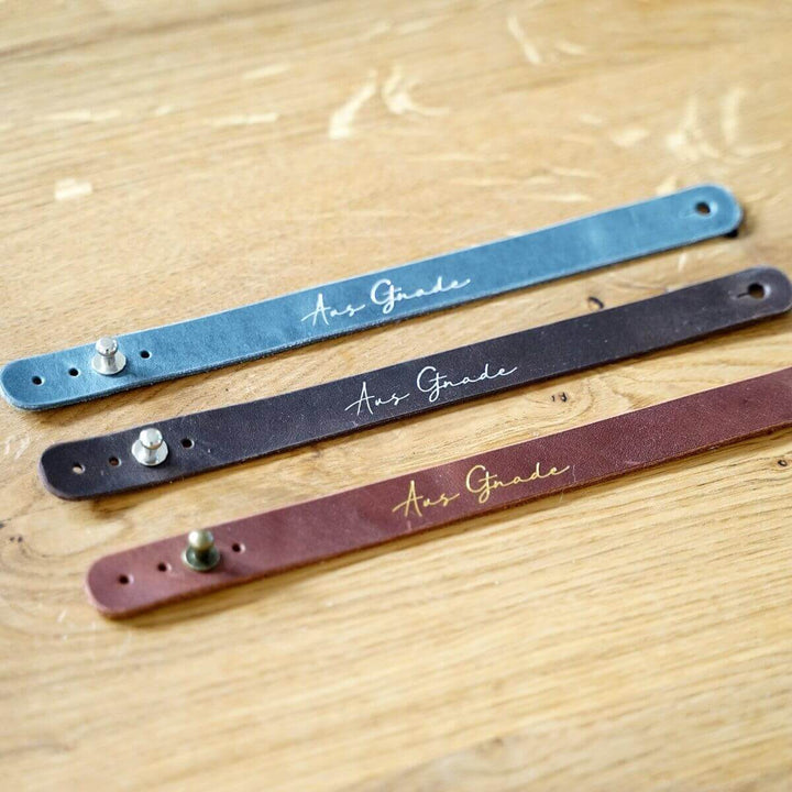 Armband "Aus Gnade" · Echtes Leder · Silberglanz Goldglanz Prägung – Aus Gnade
