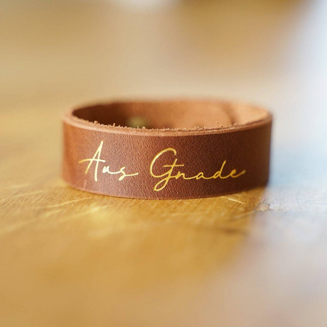 Armband "Aus Gnade" · Echtes Leder · Silberglanz Goldglanz Prägung – Aus Gnade