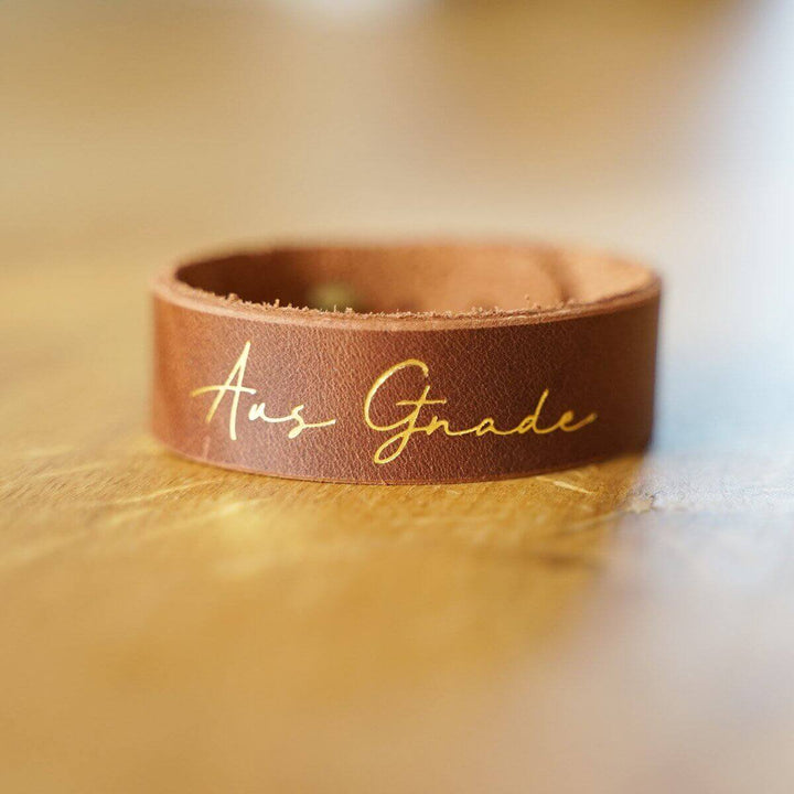 Armband "Aus Gnade" · Echtes Leder · Silberglanz Goldglanz Prägung – Aus Gnade