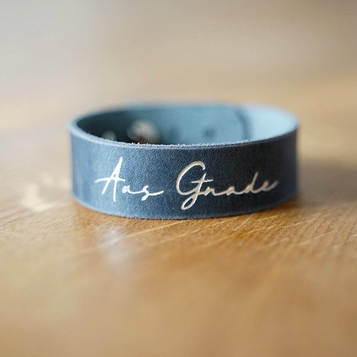 Armband "Aus Gnade" · Echtes Leder · Silberglanz Goldglanz Prägung – Aus Gnade