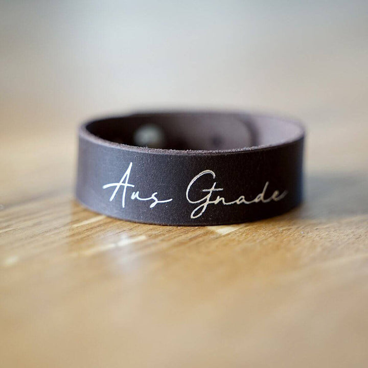 Armband "Aus Gnade" · Echtes Leder · Silberglanz Goldglanz Prägung – Aus Gnade