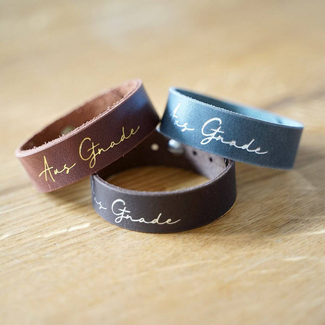 Armband "Aus Gnade" · Echtes Leder · Silberglanz Goldglanz Prägung – Aus Gnade