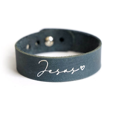 Armband "Jesus" · Echtes Leder · Blau mit Silberglanz Prägung – Aus Gnade