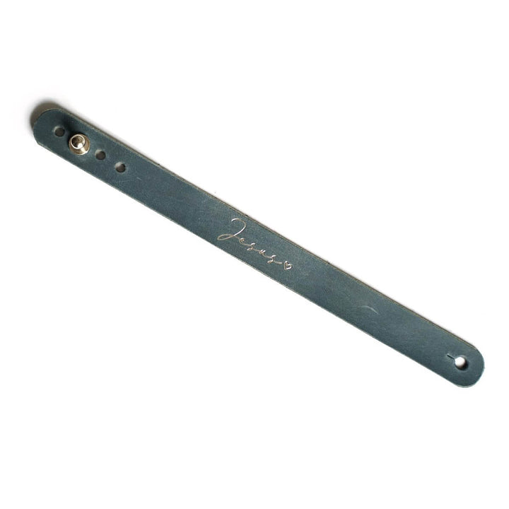 Armband "Jesus" · Echtes Leder · Blau mit Silberglanz Prägung – Aus Gnade