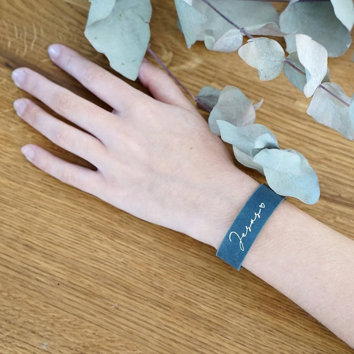Armband "Jesus" · Echtes Leder · Blau mit Silberglanz Prägung – Aus Gnade