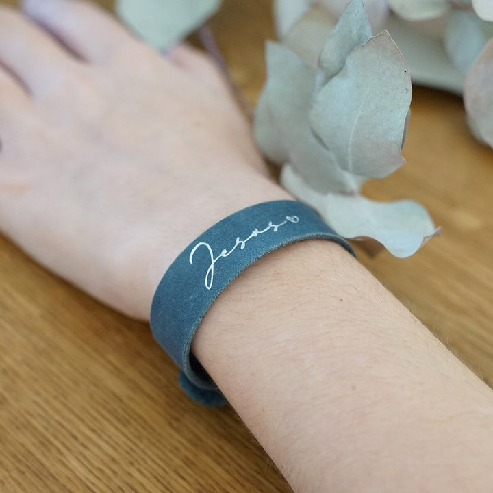 Armband "Jesus" · Echtes Leder · Blau mit Silberglanz Prägung – Aus Gnade
