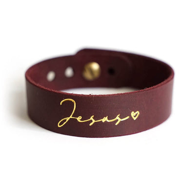 Armband "Jesus" · Echtes Leder · Bordeaux mit Goldglanz Prägung – Aus Gnade