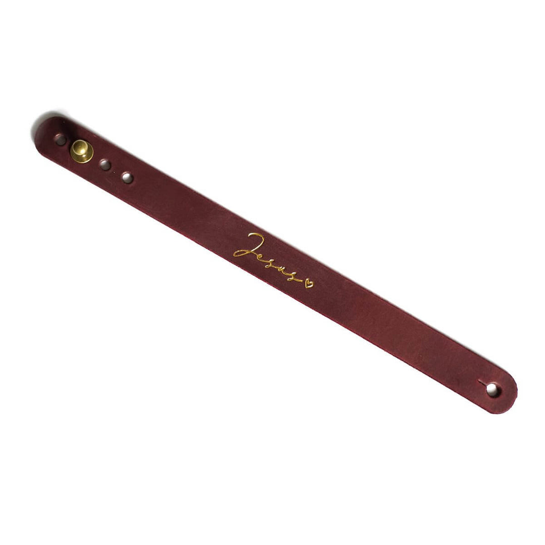 Armband "Jesus" · Echtes Leder · Bordeaux mit Goldglanz Prägung – Aus Gnade