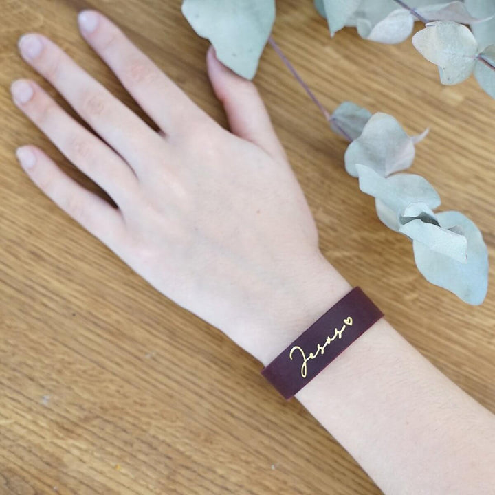 Armband "Jesus" · Echtes Leder · Bordeaux mit Goldglanz Prägung – Aus Gnade