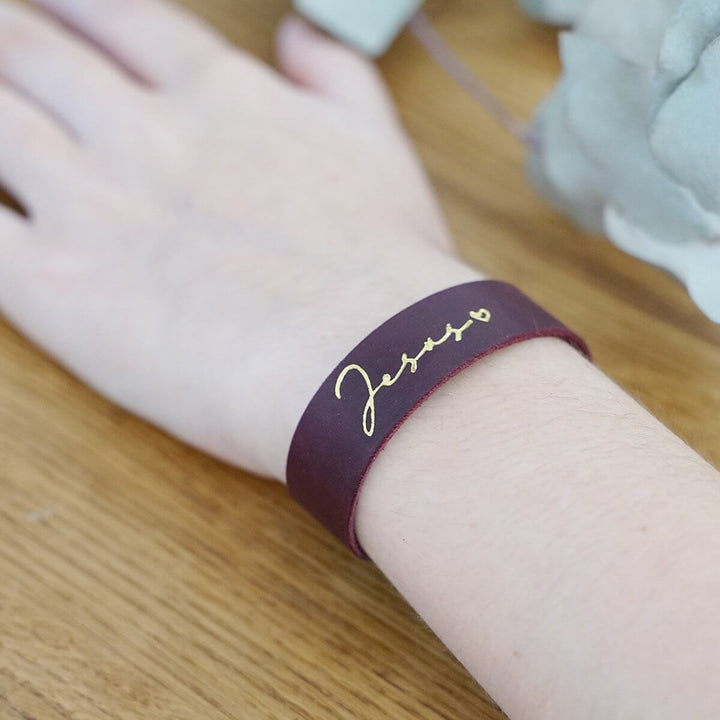 Armband "Jesus" · Echtes Leder · Bordeaux mit Goldglanz Prägung – Aus Gnade