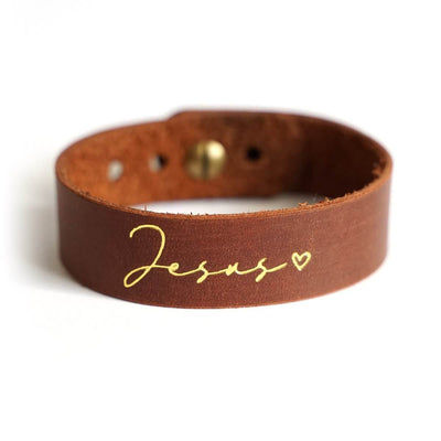 Armband "Jesus" · Echtes Leder · Cognac mit Goldglanz Prägung – Aus Gnade