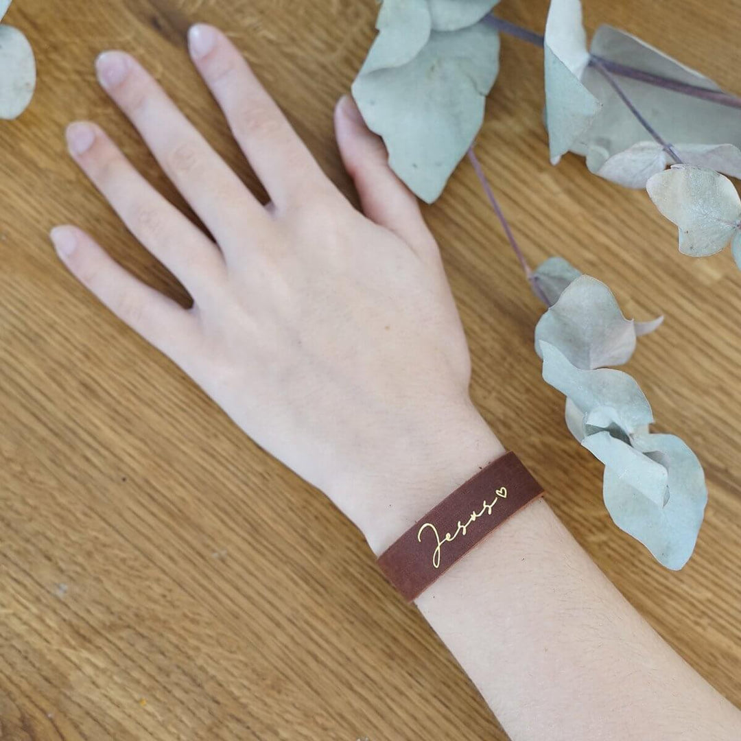 Armband "Jesus" · Echtes Leder · Cognac mit Goldglanz Prägung – Aus Gnade
