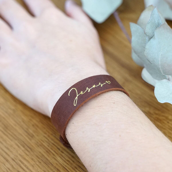 Armband "Jesus" · Echtes Leder · Cognac mit Goldglanz Prägung – Aus Gnade