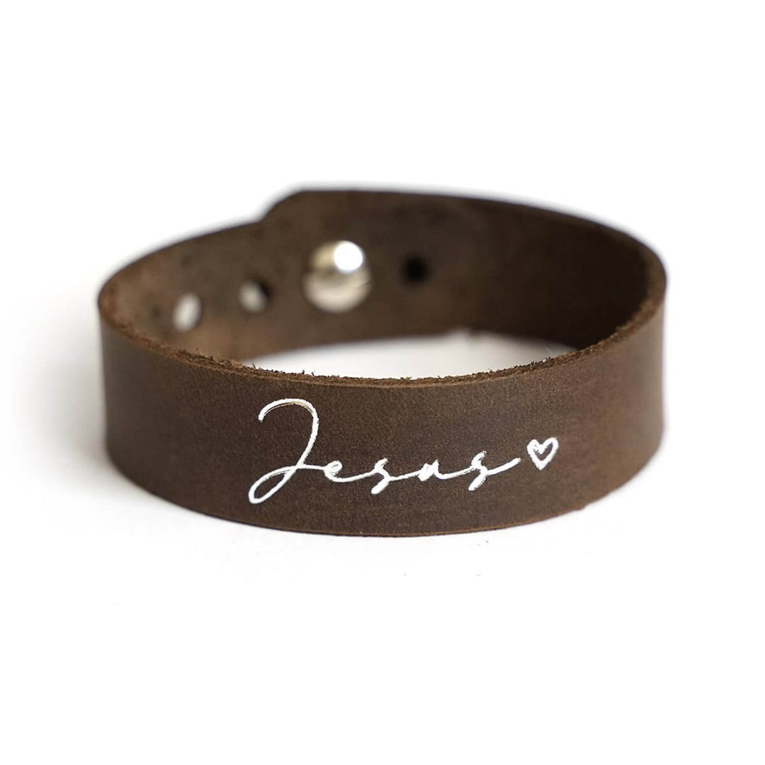 Armband "Jesus" · Echtes Leder · Schoko mit Silberglanz Prägung – Aus Gnade