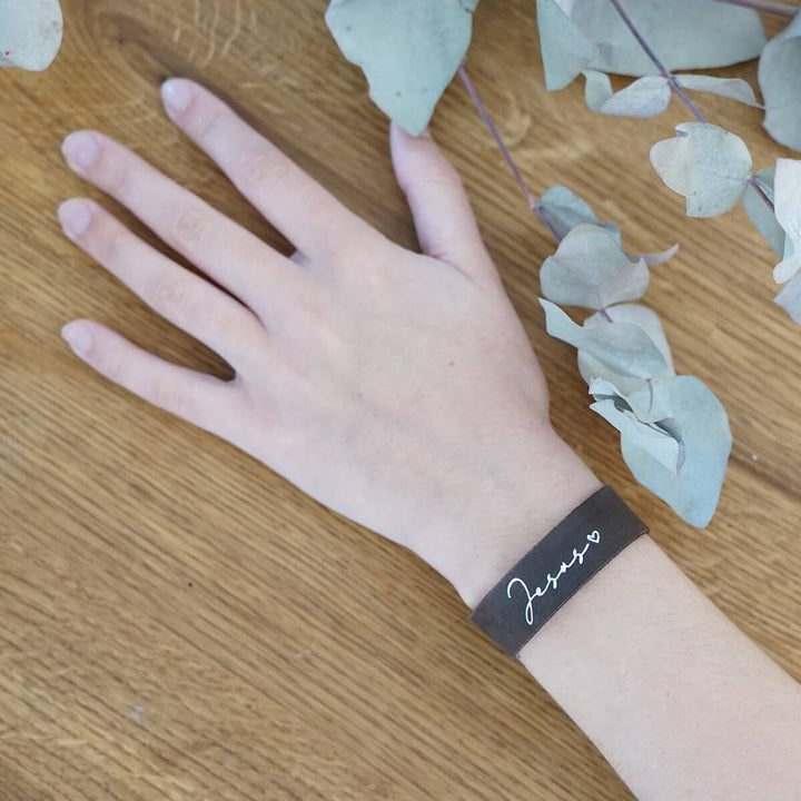 Armband "Jesus" · Echtes Leder · Schoko mit Silberglanz Prägung – Aus Gnade
