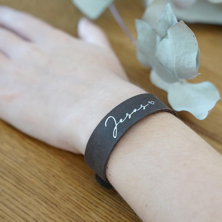 Armband "Jesus" · Echtes Leder · Schoko mit Silberglanz Prägung – Aus Gnade