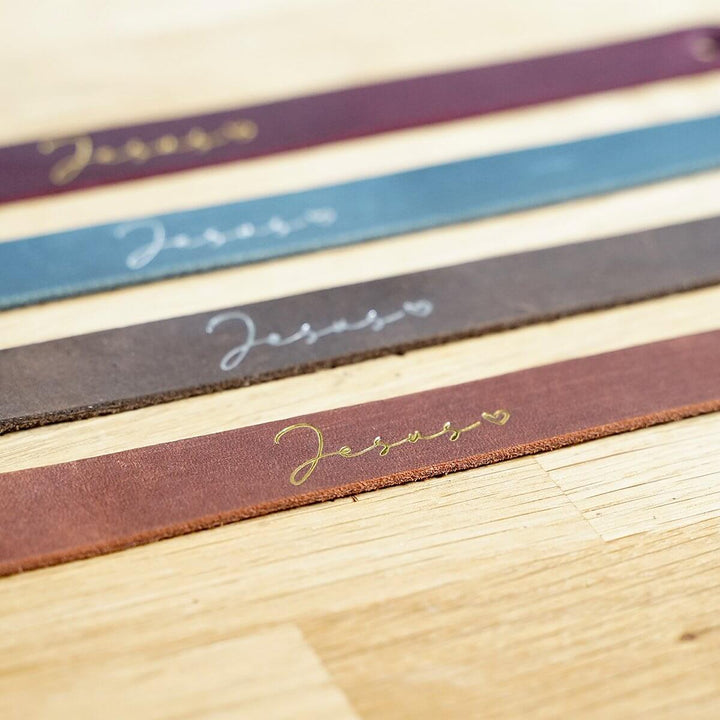 Armband "Jesus" · Echtes Leder · Blau mit Silberglanz Prägung – Aus Gnade