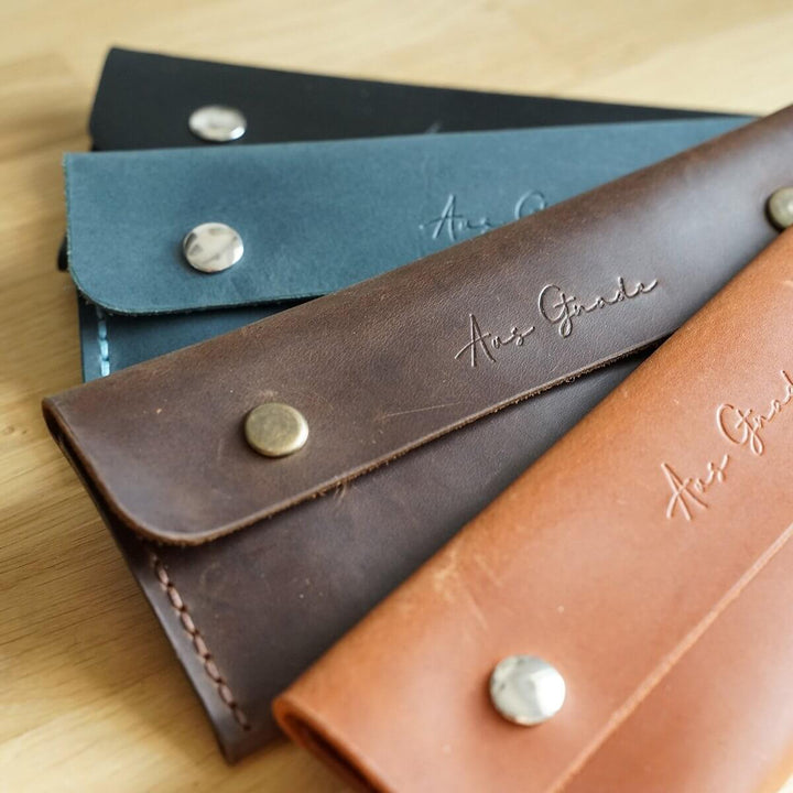 Leder Etui "Aus Gnade" · echtes Leder · handmade – Aus Gnade
