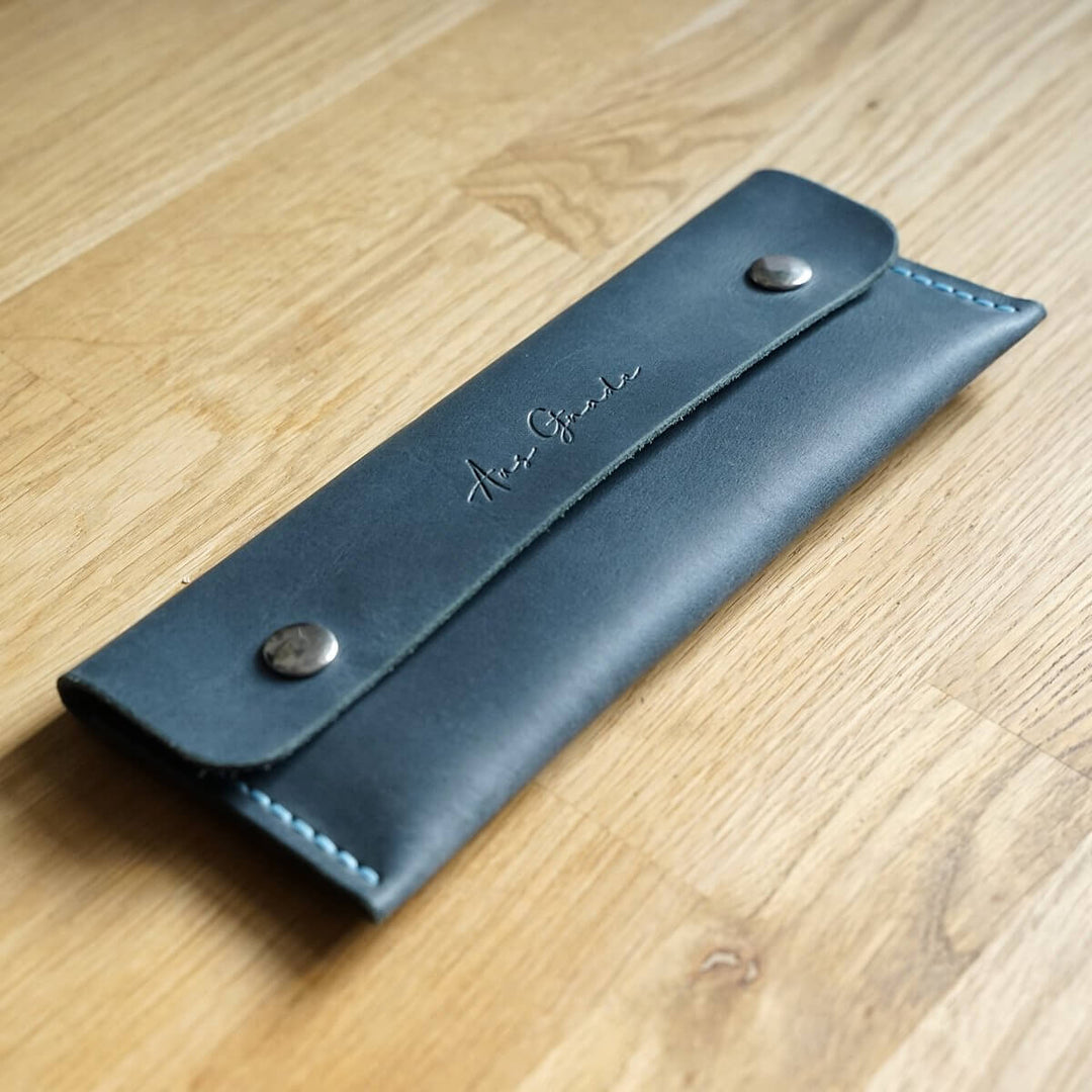 Leder Etui "Aus Gnade" · echtes Leder · handmade – Aus Gnade