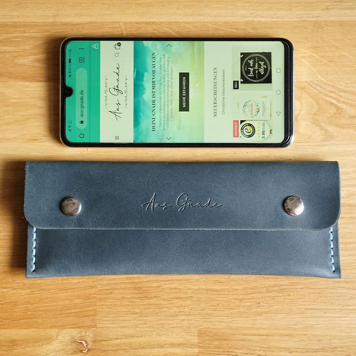 Leder Etui "Aus Gnade" · echtes Leder · handmade – Aus Gnade