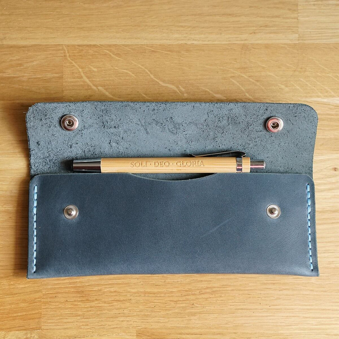 Leder Etui "Aus Gnade" · echtes Leder · handmade – Aus Gnade